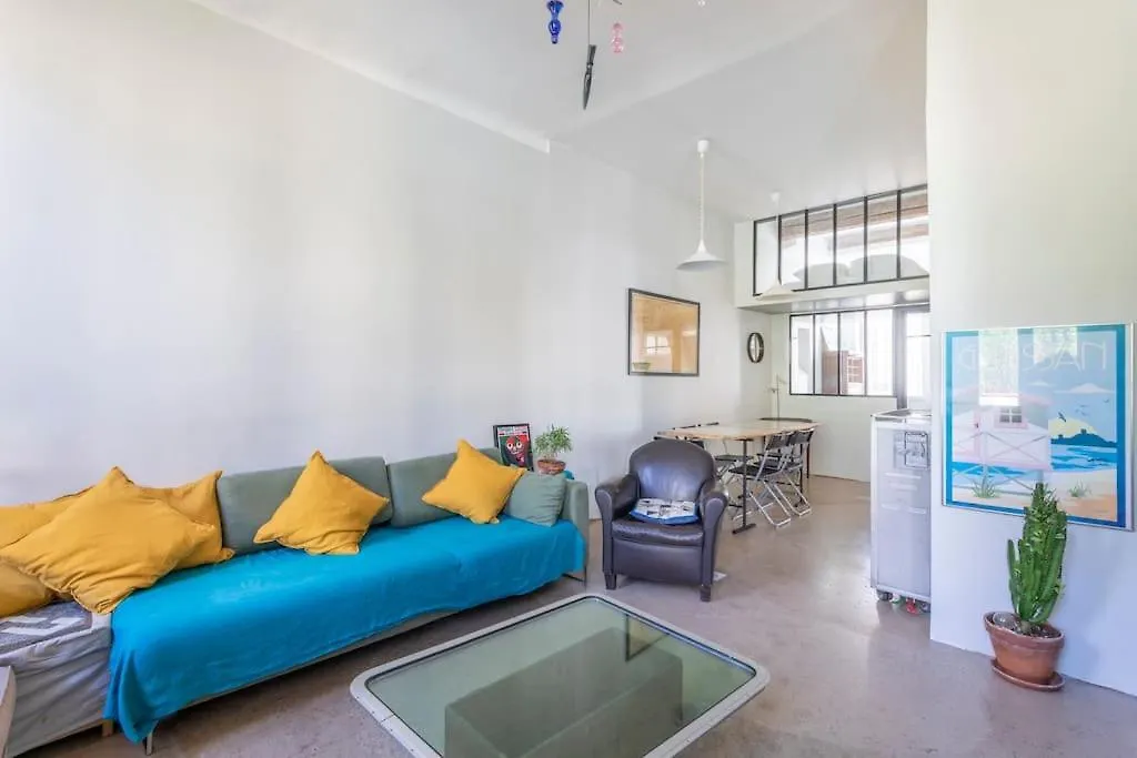 25Aug Cosy Appartement Au Cours Julien Marseille France